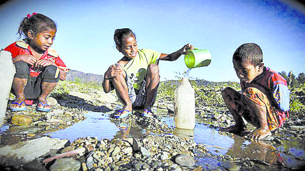 Alrededor de 600 millones de niños, equivalentes a uno de cada cuatro menores de edad en todo el mundo, vivirán en zonas con recursos hídricos extremadamente limitados para el año 2040, según el Fondo de Naciones Unidas para la Infancia (Unicef). Publicado en conmemoración del Día Mundial del Agua, el informe indica que 36 países se enfrentan actualmente a niveles extremadamente altos de estrés hídrico, que ocurre cuando la demanda de agua supera con creces la oferta renovable disponible.